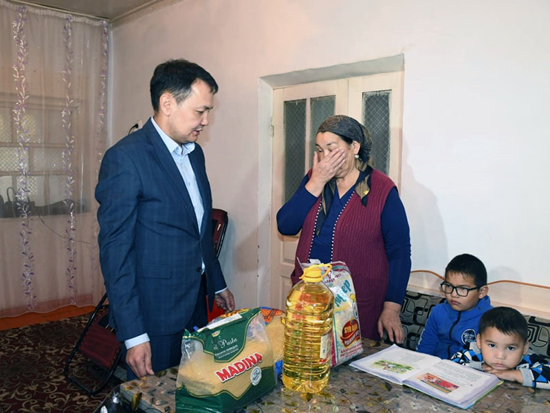 Врачи Туркестанской области помогают своим многодетным коллегам