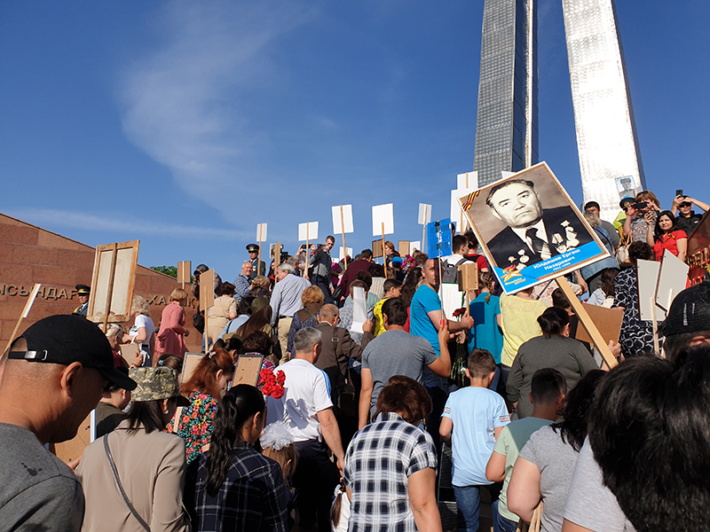 В Шымкенте прошло сразу два шествия с фотографиями погибших фронтовиков