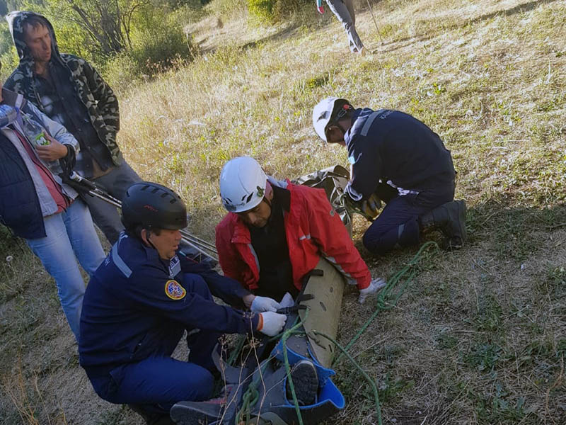 Парня с приступом астмы спустили с гор спасатели Шымкента