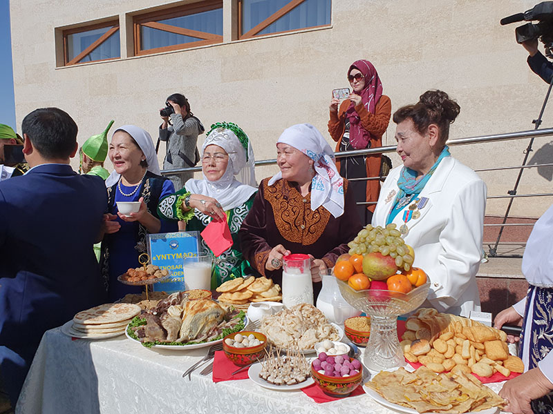 11 дастарханов с казахскими национальными блюдами накрыли в Шымкенте