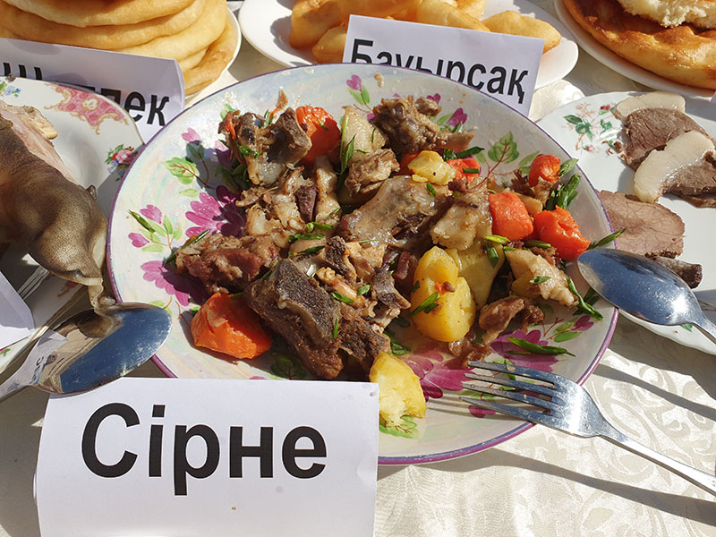 11 дастарханов с казахскими национальными блюдами накрыли в Шымкенте