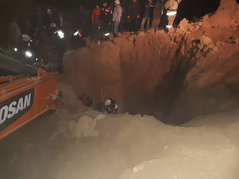 На месте гибели 2 рабочих в Шымкенте стройка остановлена