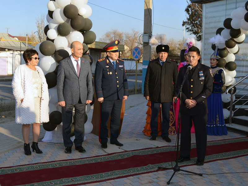 В Туркестане новым фронт-офисом удивляли лучшего полицейского Нью-Йорка