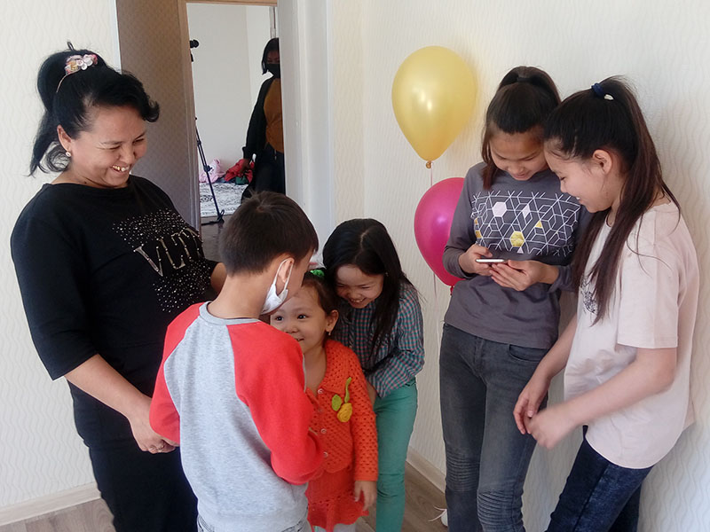 Семья с 12 детьми получила квартиру в подарок от шымкентских бизнесменов
