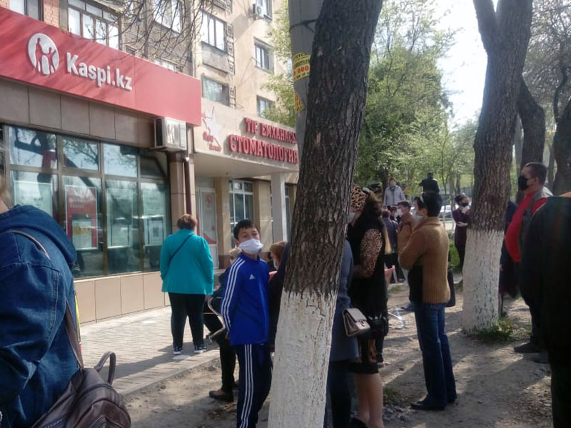 Скопление людей около отделений «Народного банка» и «Kaspi» сняли на фото и видео жители города. В здание охрана запускает по 2 или 3 человека, а вот как проводят люди время на улице