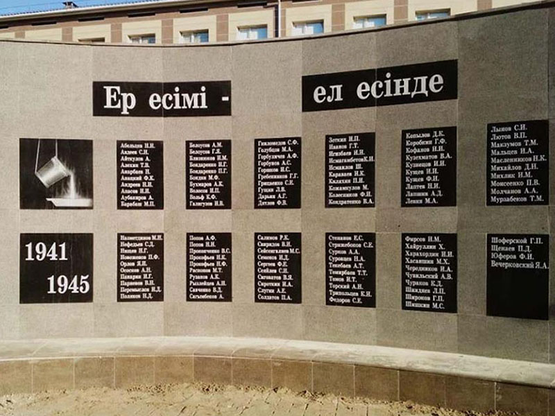 В Шымкенте за счет сотрудников коммунальных служб отреставрировали памятник свинцевикам-ветеранам ВОВ