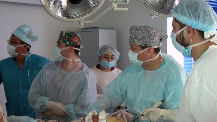 Операцию на суставах без разреза провели врачи в Шымкенте