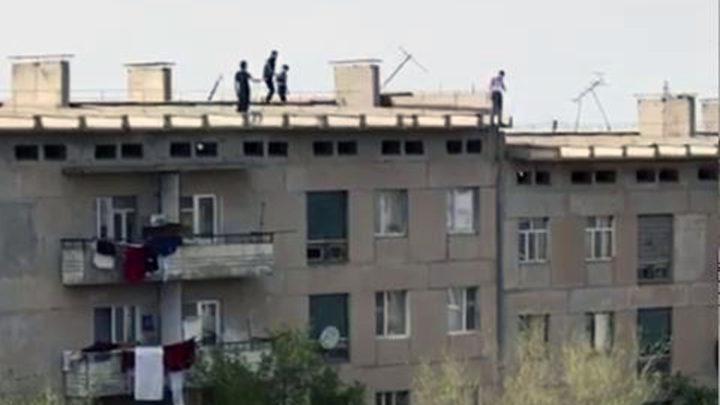 Из-за финансовых проблем житель Туркестанской области пытался спрыгнуть с крыши