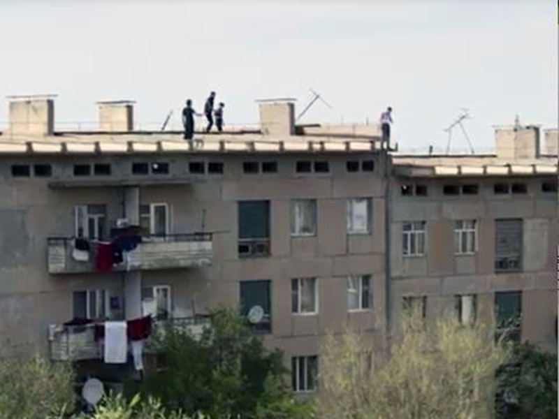 Из-за финансовых проблем житель Туркестанской области пытался спрыгнуть с крыши