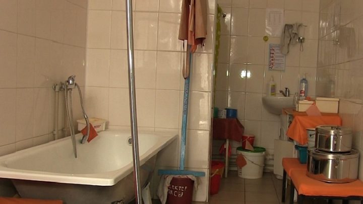 Врачи выяснили, водой какой температуры медсестра ошпарила малыша инфекционной больнице Шымкента