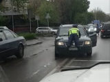 В Шымкенте водитель за «катание» полицейского на капоте выплатит штраф