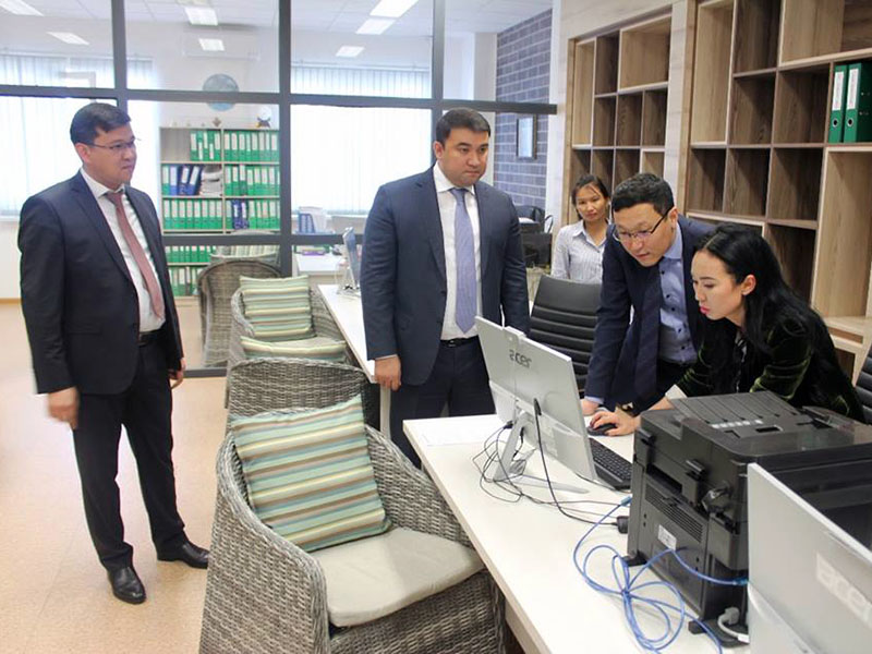 Вице-министру финансов показали работу контакт-центра ДГД по Шымкенту