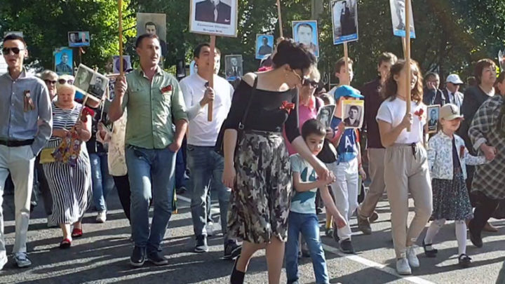 В Шымкенте прошло сразу два шествия с фотографиями погибших фронтовиков