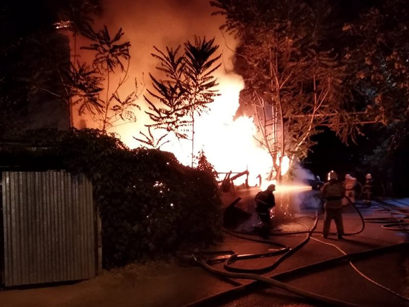 В Шымкенте горел жилой дом барачного типа