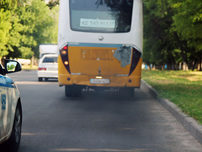Водители автобусов Шымкента любят ездить без техосмотра и разговаривать по телефону