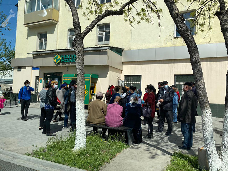 Десятки человек собрались около отделений банков в Шымкенте