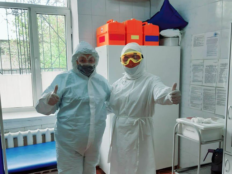 Двоих пациентов после лечения от COVID19 выписывают в Шымкенте