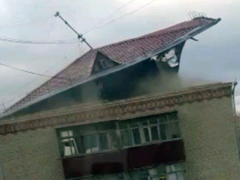Сорванная ветром крыша убила мужчину в Акмолинской области