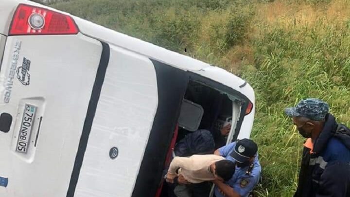 В реанимацию попали три пассажира перевернувшегося автобуса в поселке Машат