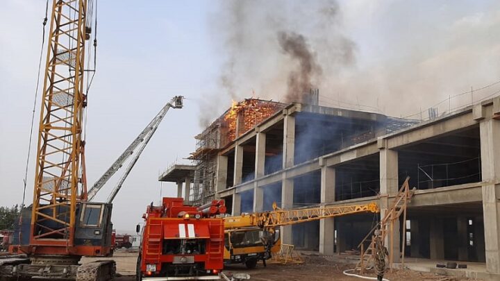 Кровля недостроенного терминала шымкентского аэропорта загорелась утром