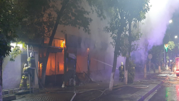 Из-за пожара в бургерной эвакуировали жителей многоэтажки в Шымкенте