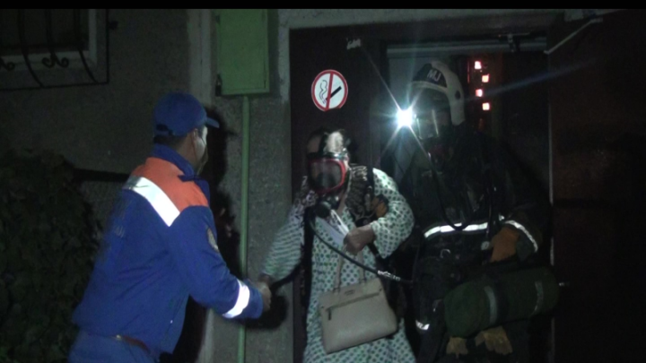 Жителей многоэтажки эвакуировали из-за пожара в Шымкенте