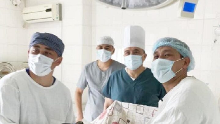 Пациенту удалили опухоль без разрезов врачи Шымкента