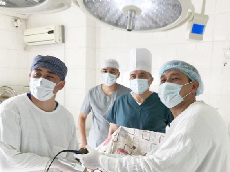 Пациенту удалили опухоль без разрезов врачи Шымкента