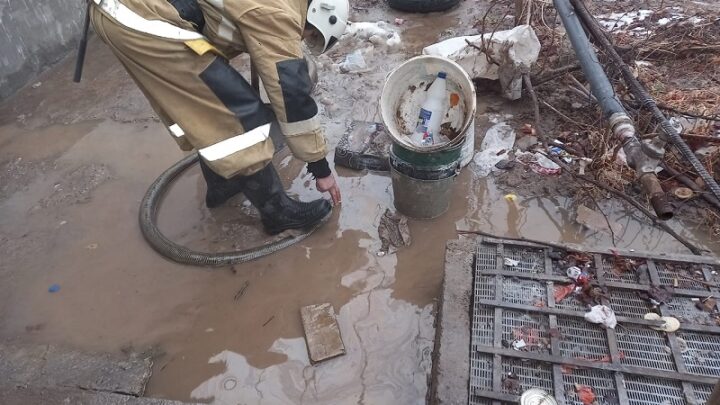 Почти 400 кубометров воды откачали спасатели из дворов в Шымкенте