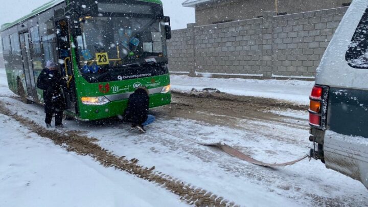 Снегопад оставил Шымкент без электричества, а Туркестанскую область без дорог