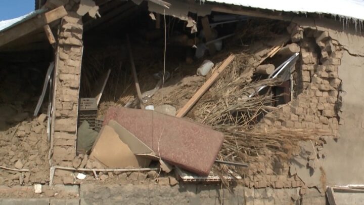 Трое человек пострадали при обрушении стены дома в Шымкенте
