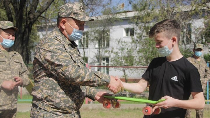 Военнослужащие помогают ребятам из детского дома Шымкента
