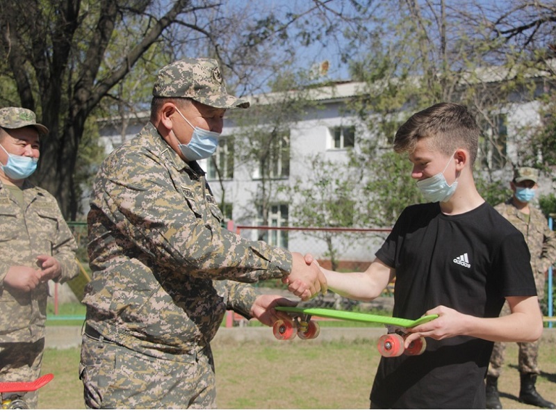 Военнослужащие помогают ребятам из детского дома Шымкента