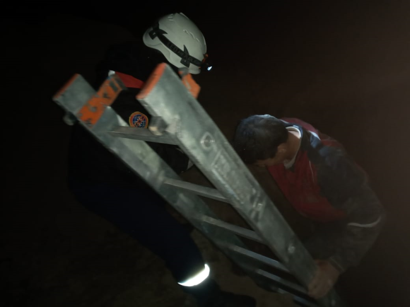 Мужчину спасли из глубокой ямы в Шымкенте