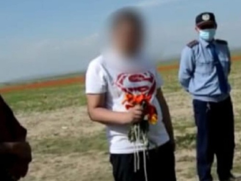 Жителю Туркестанской области грозит наказание за сорванные тюльпаны