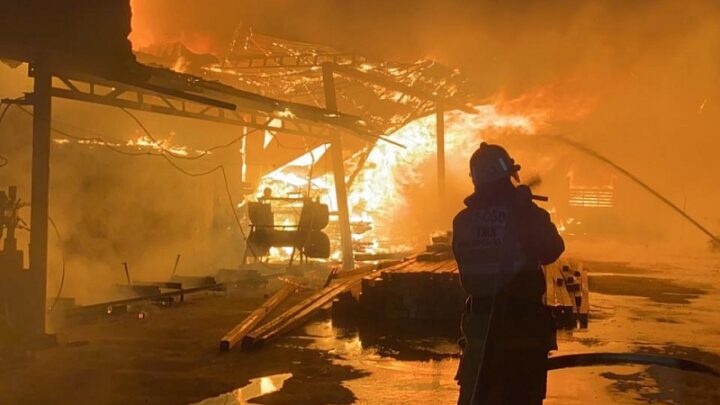 Бутики со строительными материалами сгорели в Шымкенте