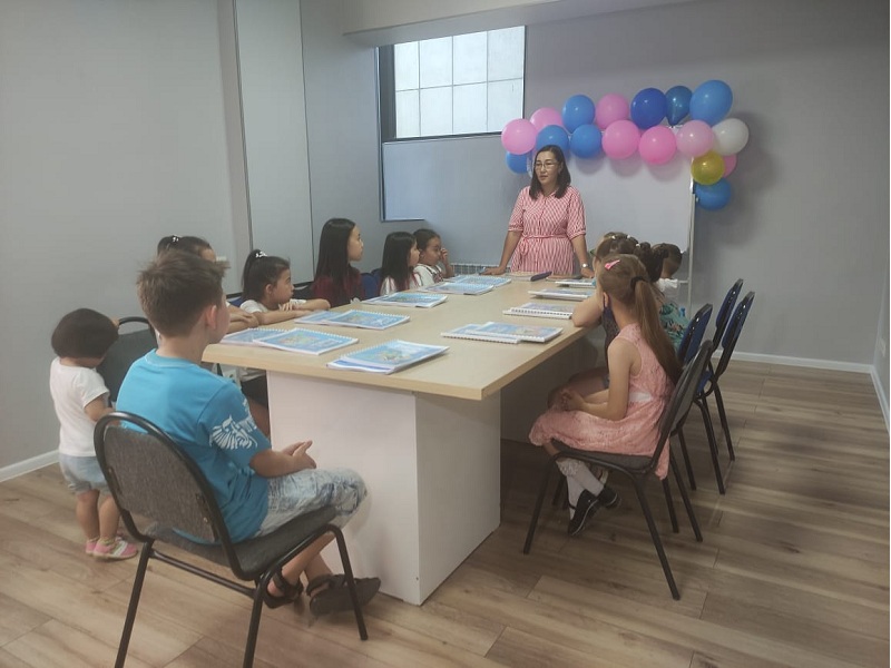 Английскому языку детей научат бесплатно волонтеры Шымкента