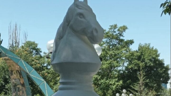 В Шымкенте 4 тонный «Шахматный конь» появился в «Центральном парке»