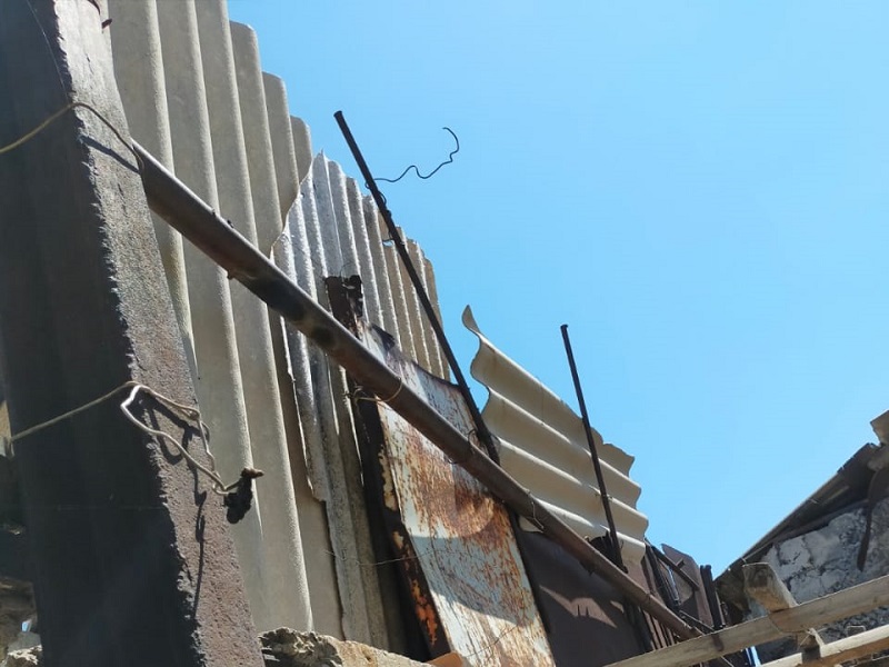 Многодетная семья боится оказаться погребенной под бетонной стеной в Шымкенте