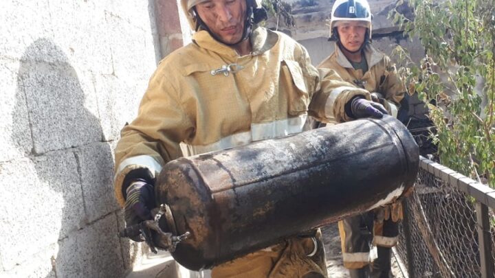 Пожарные Шымкента спасли семью от взрыва газового баллона