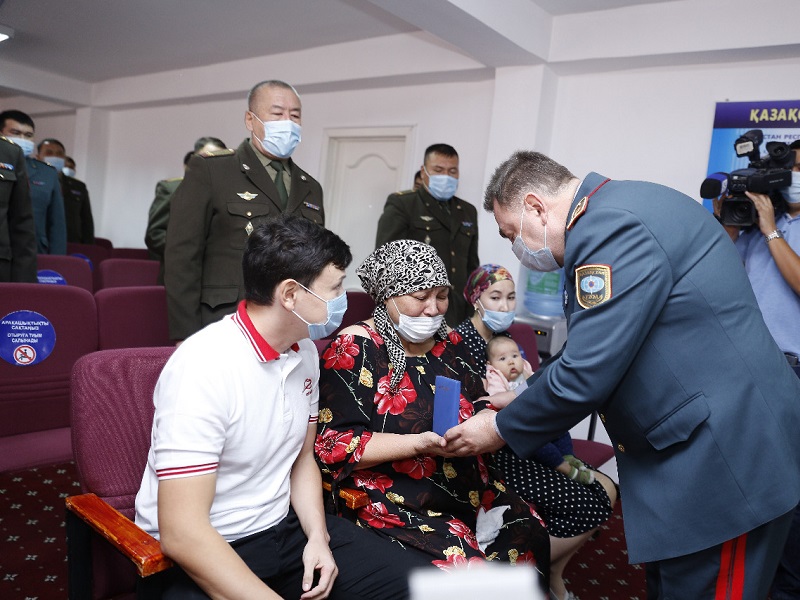 Семье пожарного, погибшего из-за взрывов в Жамбылской области, вручили орден «Айбын» III степени