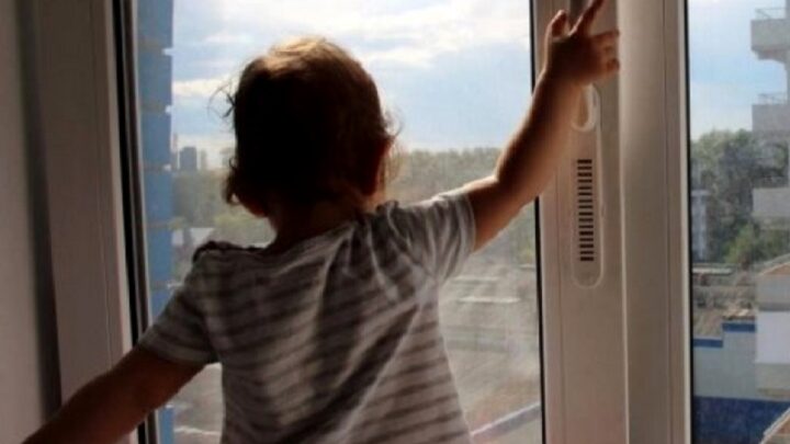 Трехлетний ребенок выпал из окна в Шымкенте
