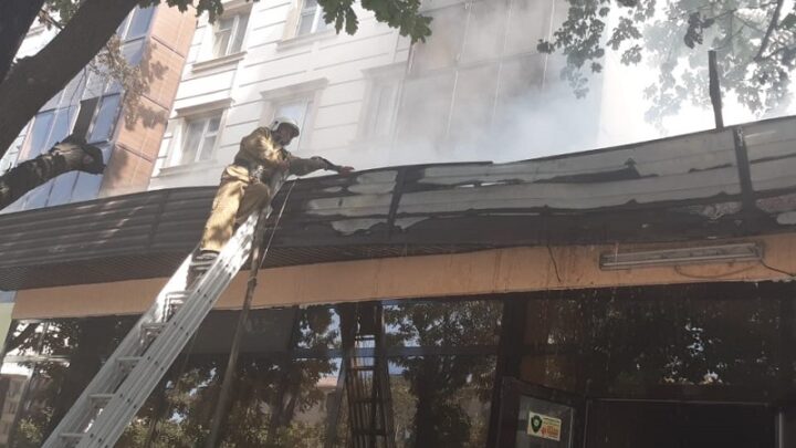 25 сотрудников ДЧС г.Шымкента потушили пожар в кафе "Ложка и вилка"