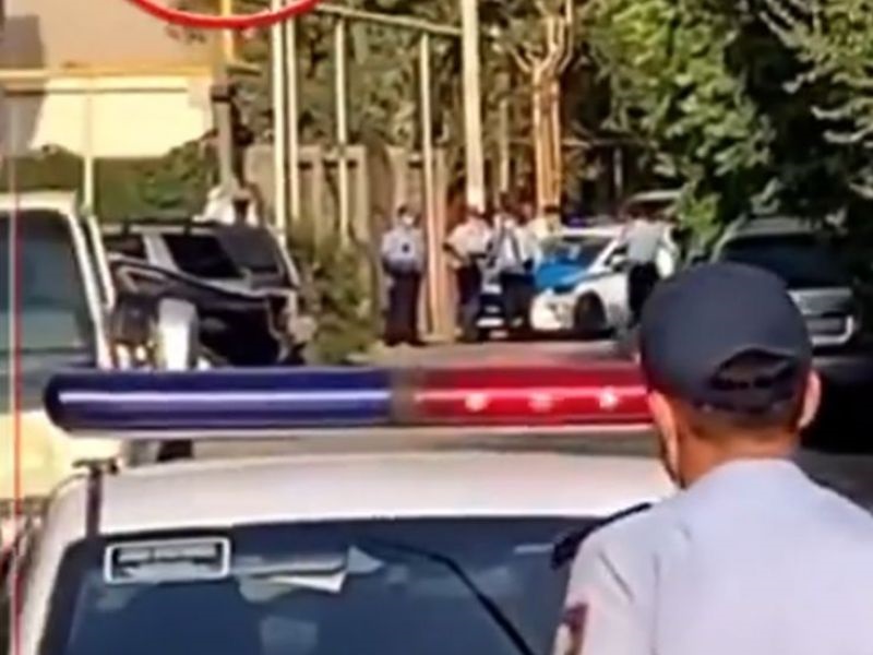Пять человек и двое полицейских погибли в перестрелке в Алатауском районе Алма-Аты