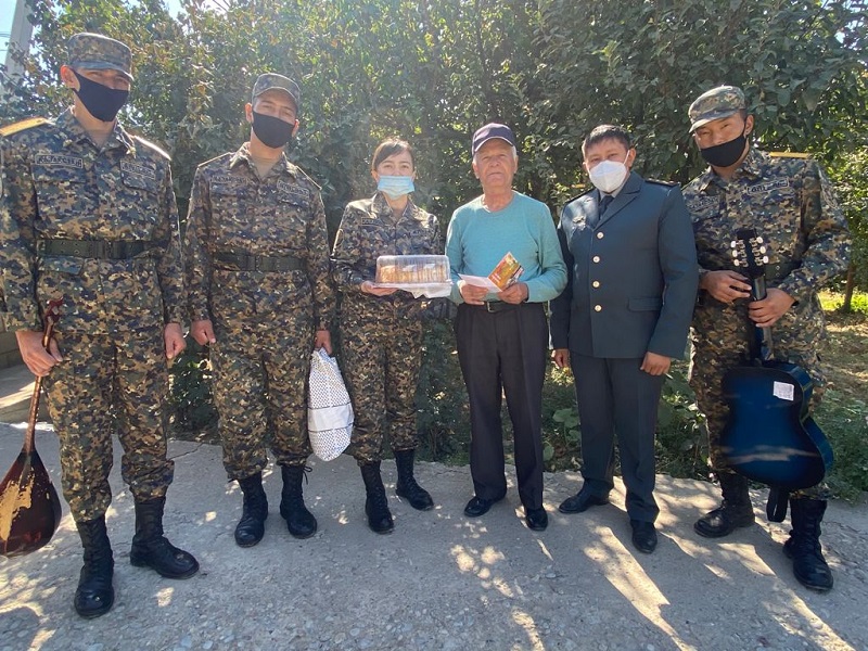 Национальная гвардия в Шымкенте наградила ветеранов