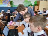 Зрение шымкентских школьников планируют проверять на уроках информатики