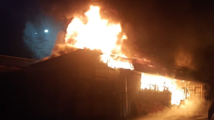 В Шымкенте произошло возгорание двух бутиков сантехники и строительных материалов
