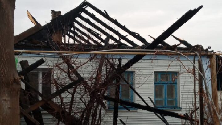 Семья лишилась дома из-за пожара в Шымкенте