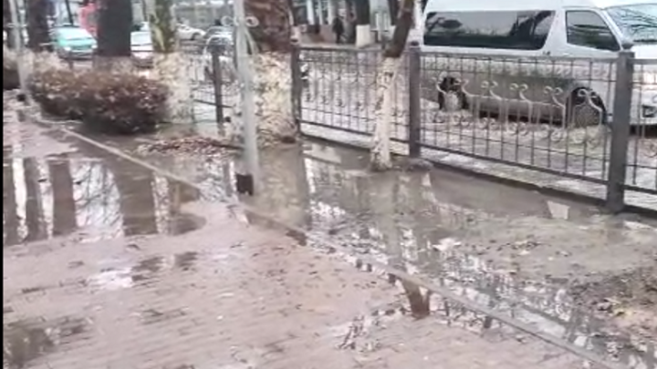 Почти 2 тыс кубометров дождевой воды откачали на улицах Шымкента