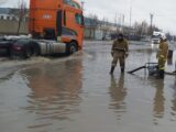 На 17 участках в Шымкенте ЧС-ники откачивают дождевую воду